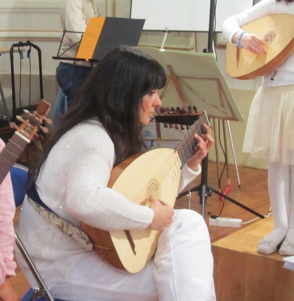 IMG_5414 - copie.jpeg - Isabelle Auneau menant ses jeunes élèves de Chelles et Yerres